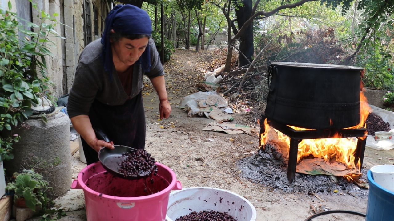Kadınlar, binbir zahmetle çıkardıkları yağların bir kısmını kendi ihtiyaçları için defne sabunu yapımında kullanırken bir bölümünü de kilosunu 100 liradan satarak aile bütçelerine katkı sağlıyor.