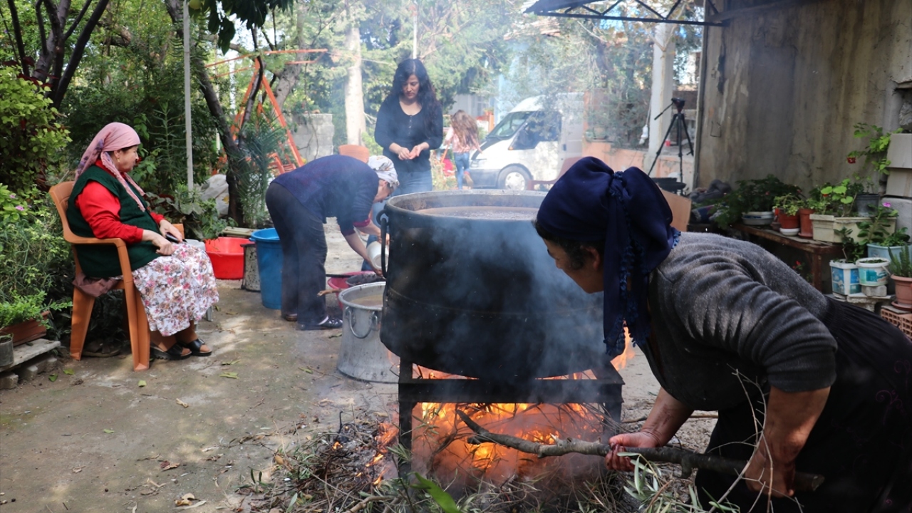 Geleneksel yöntemle defne yağı elde eden Meyye Büyükaşık, defne yağı elde etme yönetimini annesinden öğrendiğini, kendisinin de bu geleneği yıllardır sürdürdüğünü söyledi.