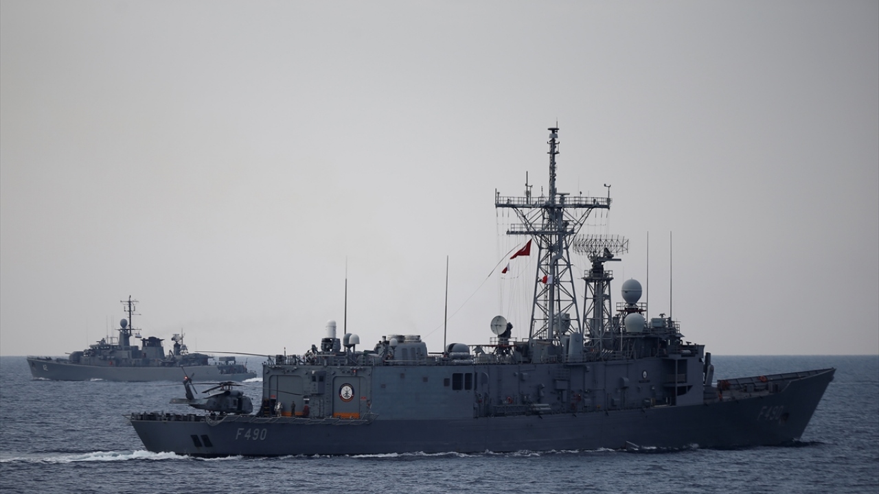 Tatbikatının ikinci gününde yürütülen faaliyetleri Donanma Komutanı Koramiral Ercüment Tatlıoğlu TCG Barboros gemisinde, Amfibi Görev Grubu Komutanı Tümamiral İbrahim Özdem Koçer ise TCG Sancaktar gemisinde takip ediyor.