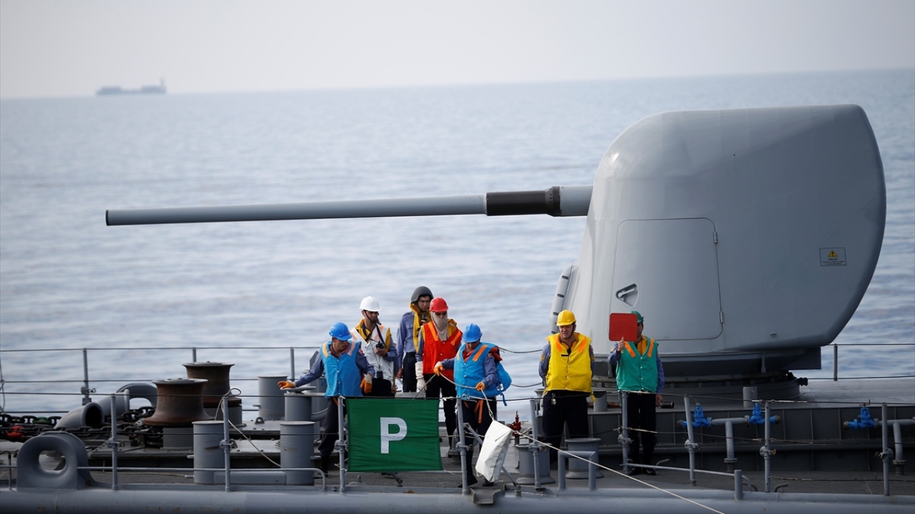 Tatbikat kapsamında iki gemi arasında iletilmesi gereken gizli evraklar bir gemiden diğer gemiye halat yardımıyla verildi.