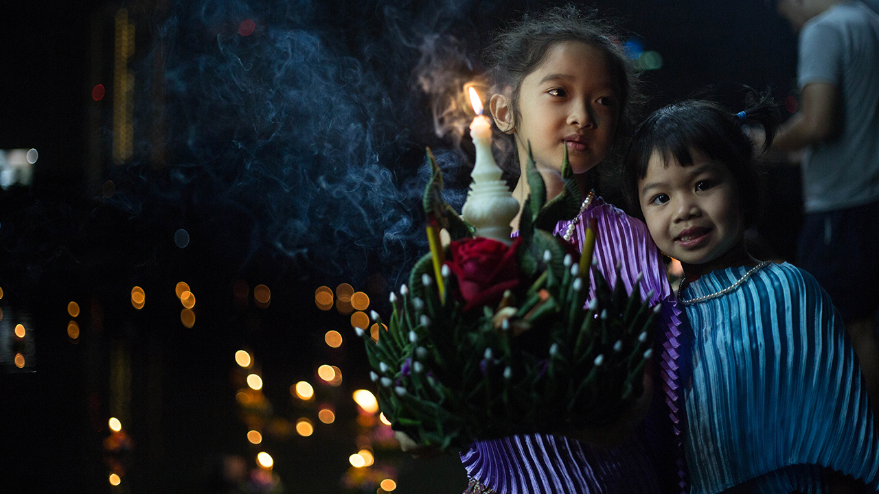 Wachirabenchathat Park`ta toplanan vatandaşlar, uğursuzlukları kendilerinden uzaklaştırmak için içlerinde çiçek ve mum olan "krathong" adı verilen küçük sepetleri nehirlere, bambu ya da kağıttan yapılmış içinde mum yanan fenerleri ise gökyüzüne bırakıyor.