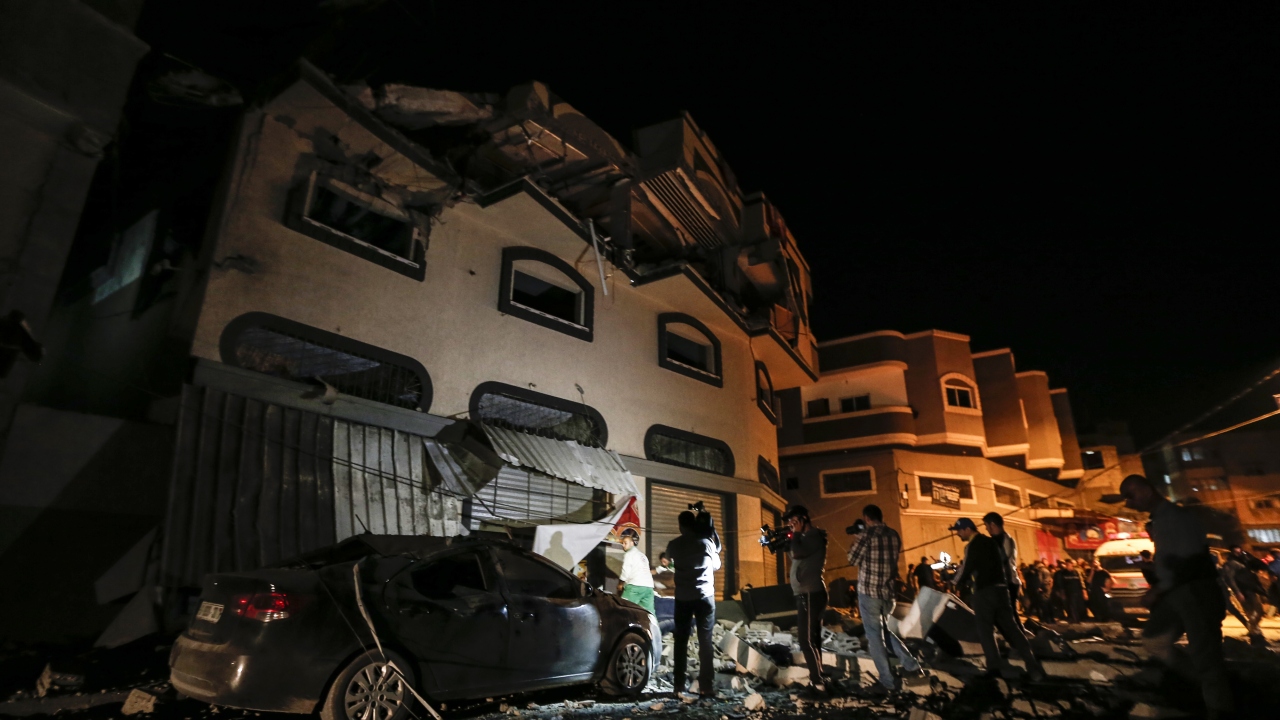 Saldırı sonrası bir binada ağır maddi hasar meydana geldi. 