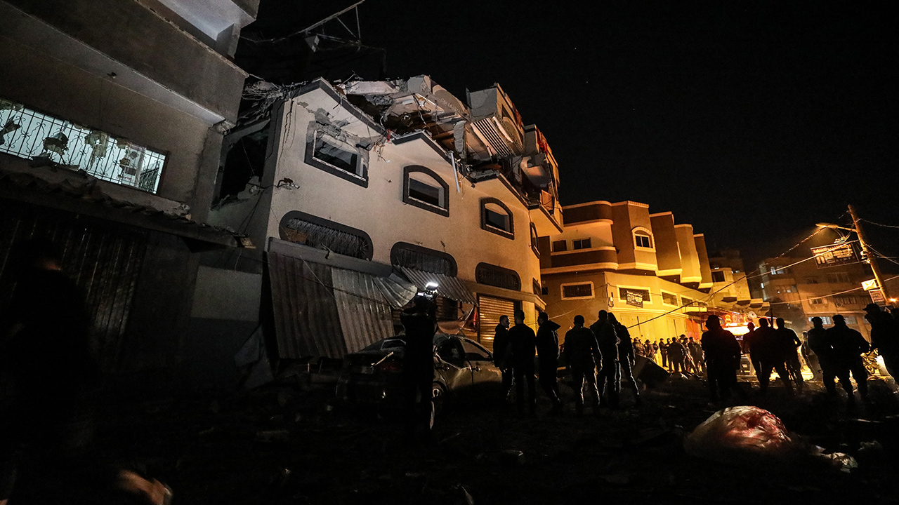 İsrail ordusu tarafından yapılan yazılı açıklamada, "İsrail Gizli Servisi Şin Bet ile ortaklaşa düzenlediğimiz saldırıda Gazze’de İslami Cihad`ın komutanı Beha Ebu`l Ata’yı hedef aldık." ifadesi kullanıldı.