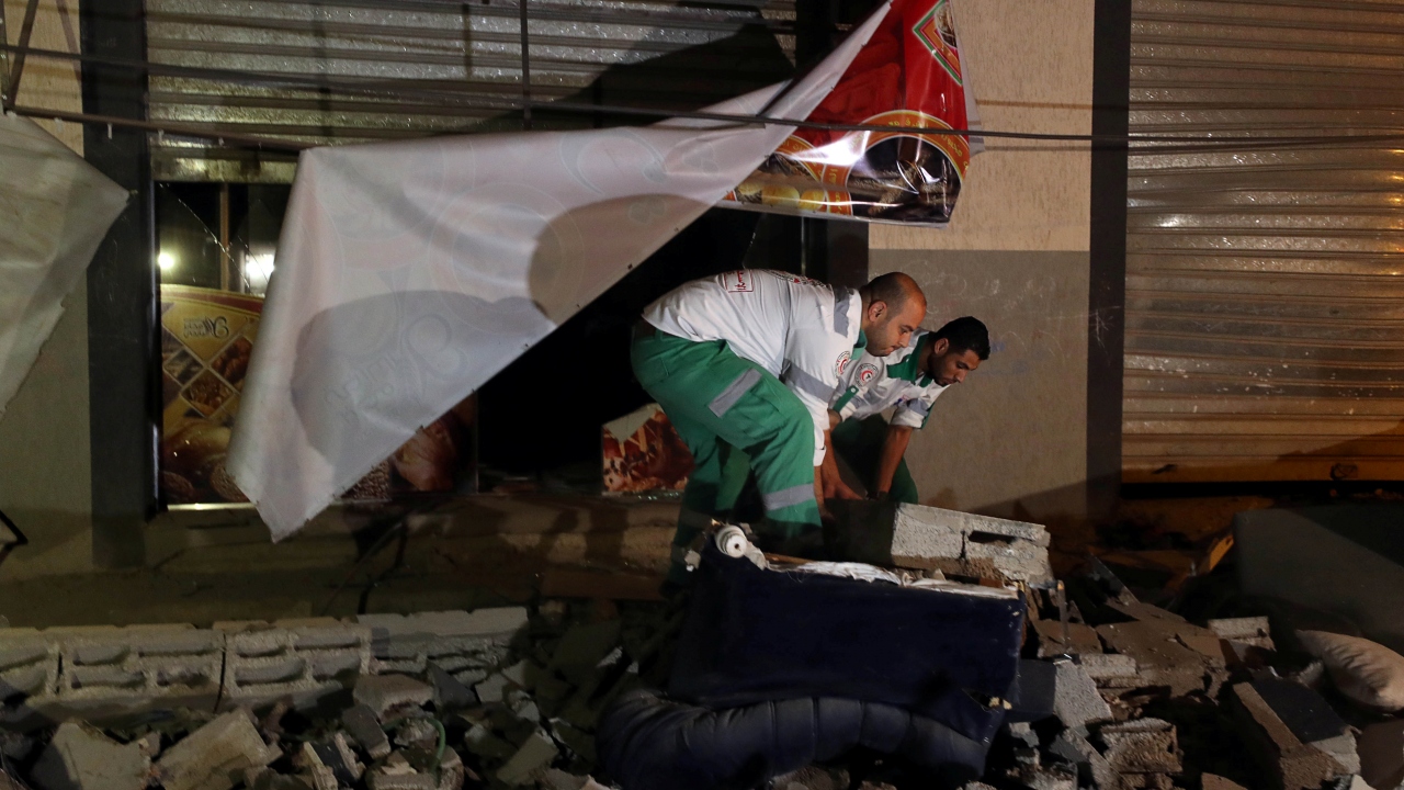 Filistin Sağlık Bakanlığı ise Gazze`nin doğusundaki saldırıda biri kadın 2 kişinin öldüğünü, 2 kişinin de yaralandığını duyurdu.