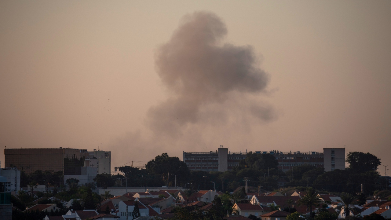 İsrail ordusundan yapılan açıklamada, başta Aşdod kenti olmak üzere Gazze’ye yakın birçok bölgede roket sirenlerinin çaldığı ifade edildi.