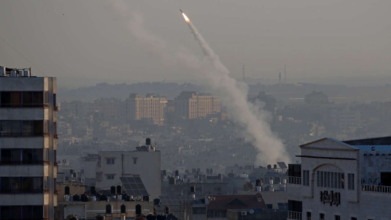 Gazze`de Hamas`ın idaresindeki hükümetten yapılan açıklamada ise İsrail`in saldırısı nedeniyle tüm hükümet binalarında olağanüstü hal ilan edildiği ve bir sonraki emre kadar okulların tatil olacağı duyuruldu.