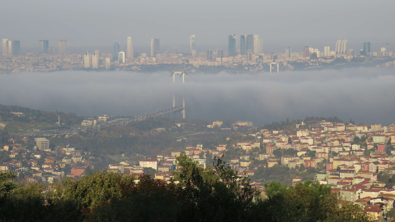 Sis nedeniyle, 15 Temmuz Şehitler Köprüsü gözden kayboldu, kartpostallık görüntüler ortaya çıktı.