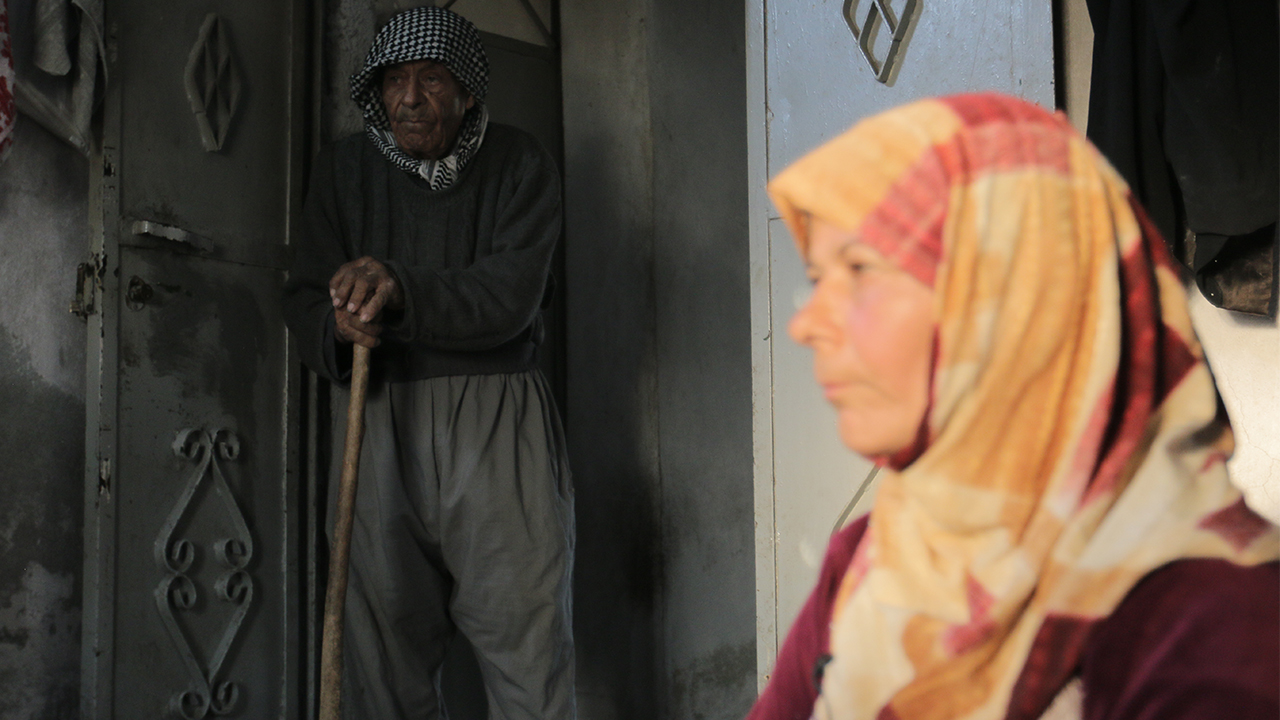 Ahmed, İdlib`in Cisir Eş Şuğur ilçesine bağlı Asafir köyünde, doğuştan felçli iki kardeşi, 91 yaşındaki babası ve 85 yaştaki annesiyle yaşıyor.