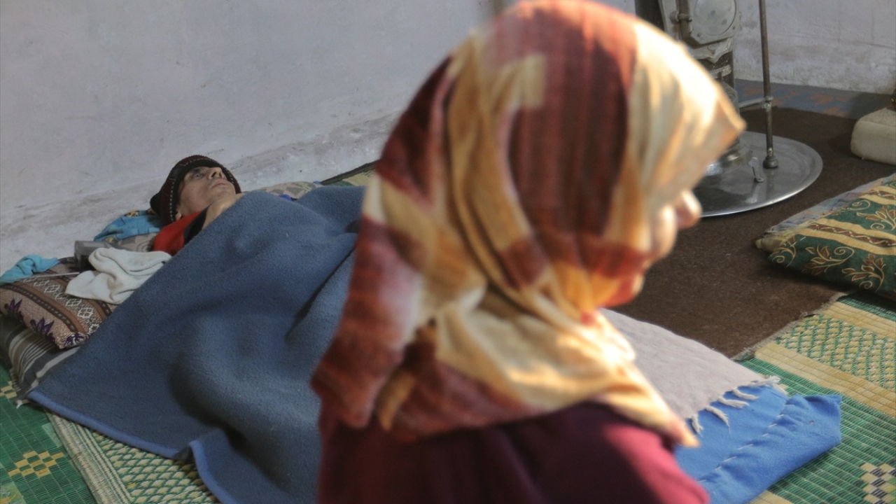 Ahmed, iki zihinsel ve bedensel engelli kardeşi ve yatalak annesinin bakımlarını üstlenerek fedakarlık örneği sergiliyor.