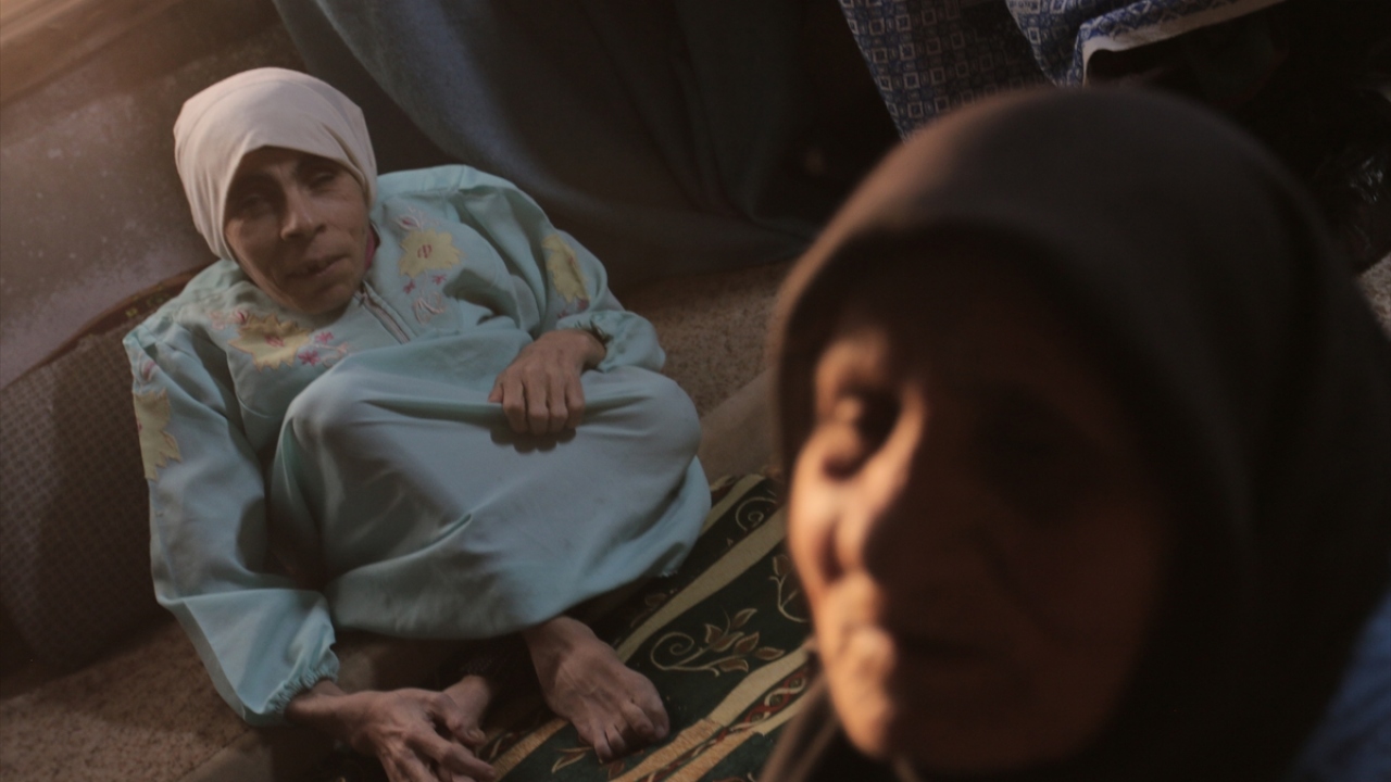 Evinin önündeki bahçesinde temel ihtiyaçlarını karşılamak için sebze eken Ahmed, yaklaşık 35 yıldır kardeşlerine baktığını söyledi.