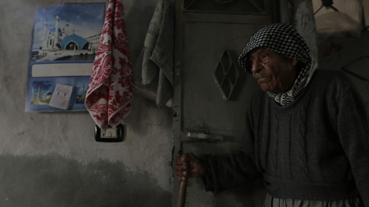 Ahmed, babasının ancak bir baston yardımıyla yürüyebildiğini, annesinin de sırtında oluşan kambur yüzünden emekleyerek hareket edebildiğini dile getirdi.
