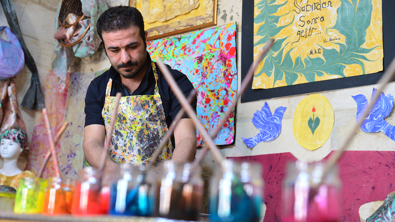 Şanlıurfa Büyükşehir Belediyesi Kültür ve Turizm Daire Başkanlığı bünyesinde, merkez Eyyübiye ilçesindeki Sanat Sokağı`nda ebru çalışmaları yapan Mehmet Alper Çiftçi, sanatını daha ileriye taşımak amacıyla farklı bir çalışma başlattı.