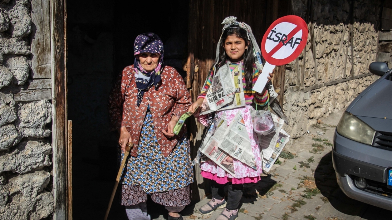 Projenin hazırlanmasından sorumlu sınıf öğretmeni Esin Güleç, yaptığı açıklamada, etkinliğin amacının, doğaya bırakılan atık malzemelerin geri dönüştürülebileceğini anlatmak olduğunu söyledi.