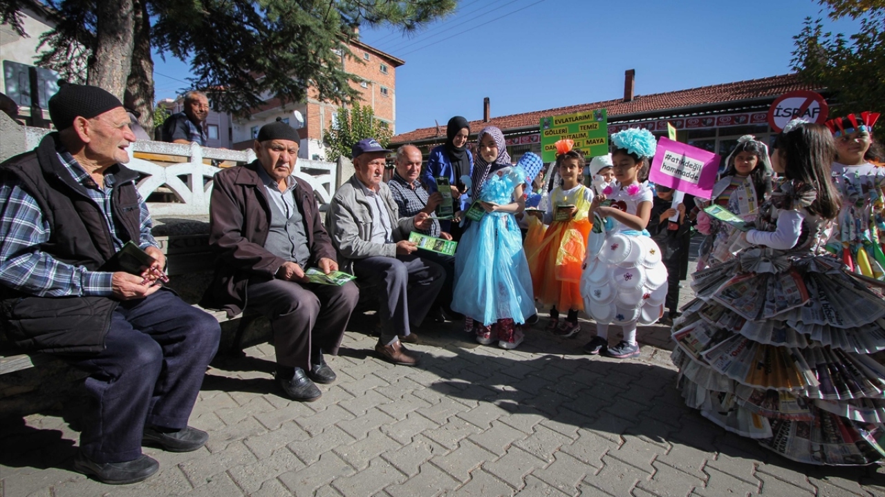 Belde sakinlerinden Tuğba Can ise öğrencilerin etkinliği sayesinde atık malzemelerin değerlendirmesi konusunda bilgi sahibi olduklarını vurguladı.