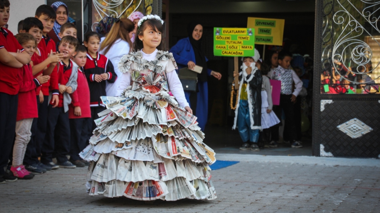 Etkinlik sonunda, birbirinden ilginç kostümler, okul bahçesinde düzenlenen defileyle sergilendi.