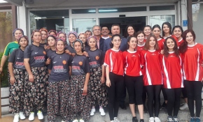Yörük kızları ile üniversiteli kızların futbol maçı