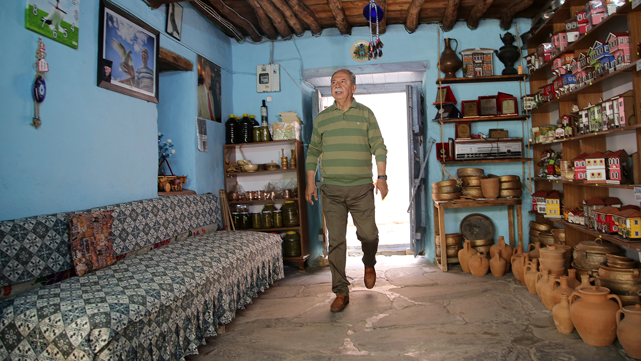 Genelde iki katlı ve avlulu, üst katları sokağa çıkıntılı, üzeri kiremit örtülü olan, özgün ahşap yapısı, alçı ve kalem işi süslemeleriyle geleneksel Osmanlı sanatını temsil eden tarihi Kula evleri, giderek daha fazla ziyaretçiyi kendisine çekiyor. 