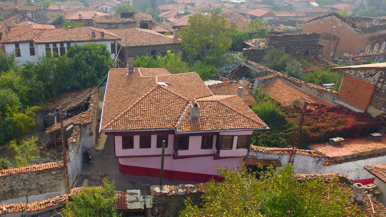 Evini ilçeye gelen turistlere açan Zabun, çay, kahve gibi çeşitli ikramlarda bulunduğu ziyaretçilere Kula`nın tarihini, evlerini, peri bacalarını, jeoparkını ve kültürünü tanıtıyor. 