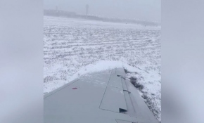 Karlı zeminde kayan yolcu uçağı pistten çıktı