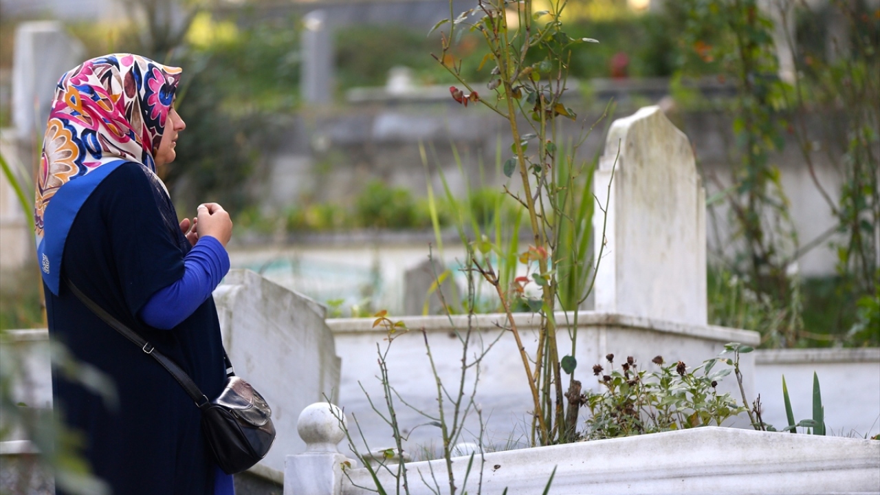 Mezarları temizleyen vatandaşlar, gözyaşı döktü. Vatandaşlar, depremde yaşamını yitiren yakınlarının mezarı başında Kur`an-ı Kerim okuyarak dua etti.