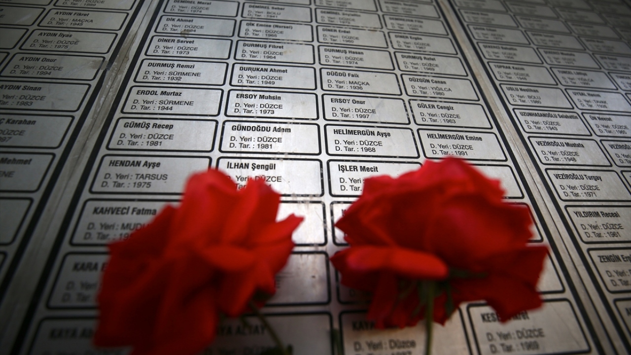 Vatandaşlardan Halim Akyüz, yaptığı açıklamada, depremi yaşayanlardan biri olduğunu söyledi.