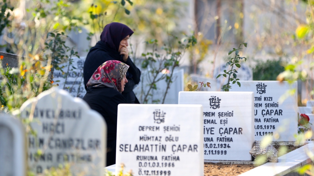 Seval Veziroğlu da depremde oğlunun hayatını kaybettiğini dile getirerek, "Nasıl anlatayım? Bunu yaşamak çok kötü. Acılar aynı o günkü gibi. Fark eden bir şey yok. Aklımızdan çıkmıyor zaten. Bu korku unutulmaz." ifadelerini kullandı.