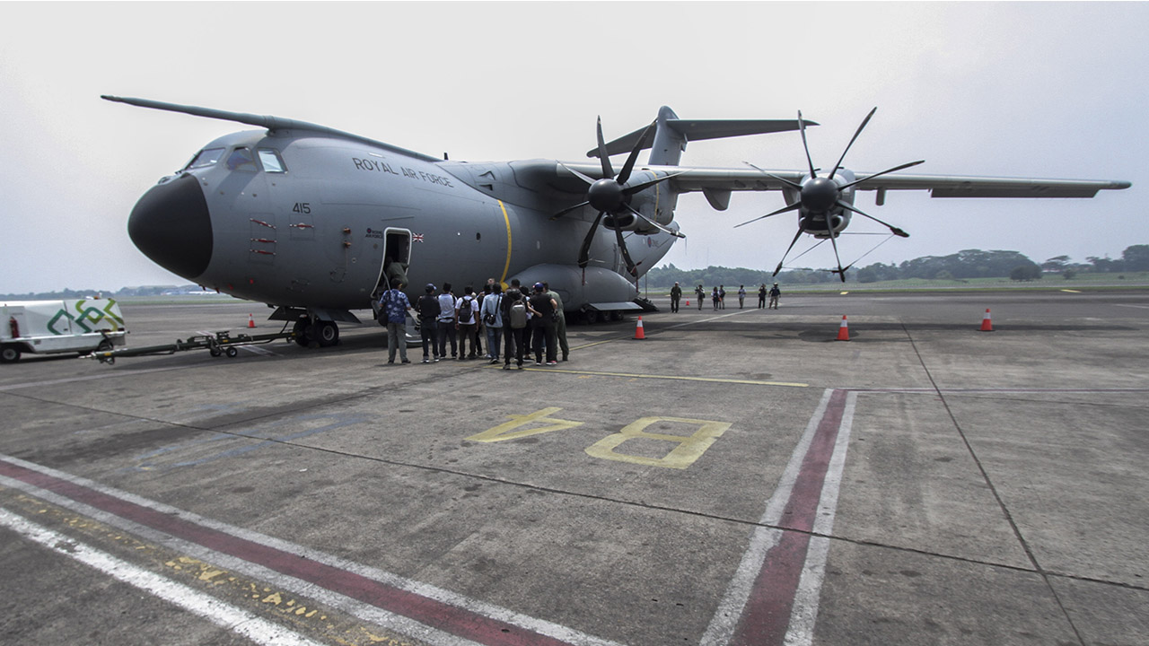 Uçak, Endonezya ile İngiltere arasında savunma sanayii işbirliğini teşvik etmek amacıyla Cakarta`da sergileniyor.