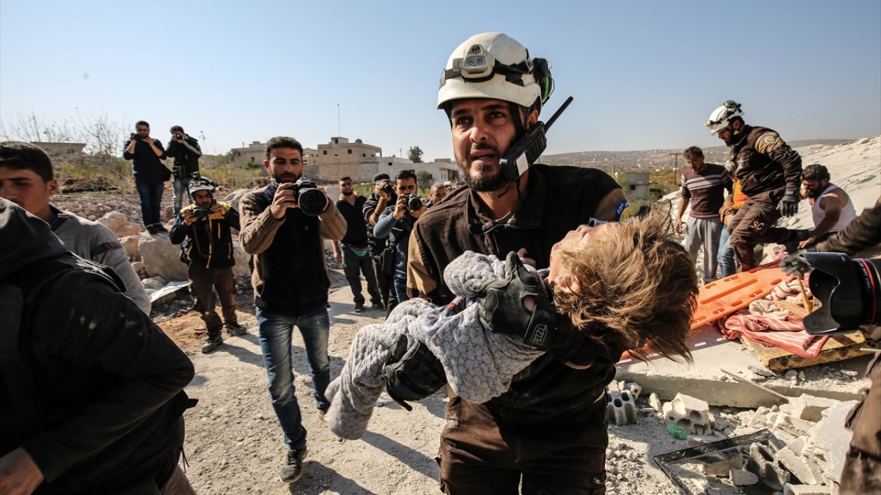 Sivil savunma ekipleri, enkaz altında kalan bir çocuğu kurtardı.