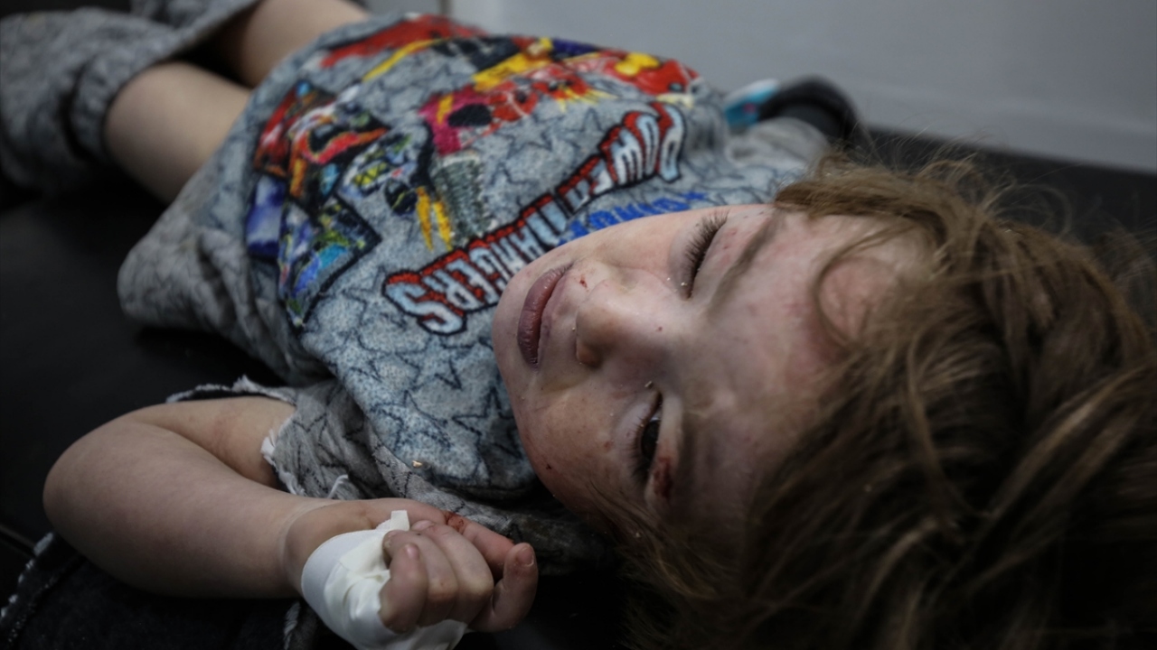 Saldırıda yaralanan bir çocuk bölgedeki sahra hastanesinde tedavi altına alındı.