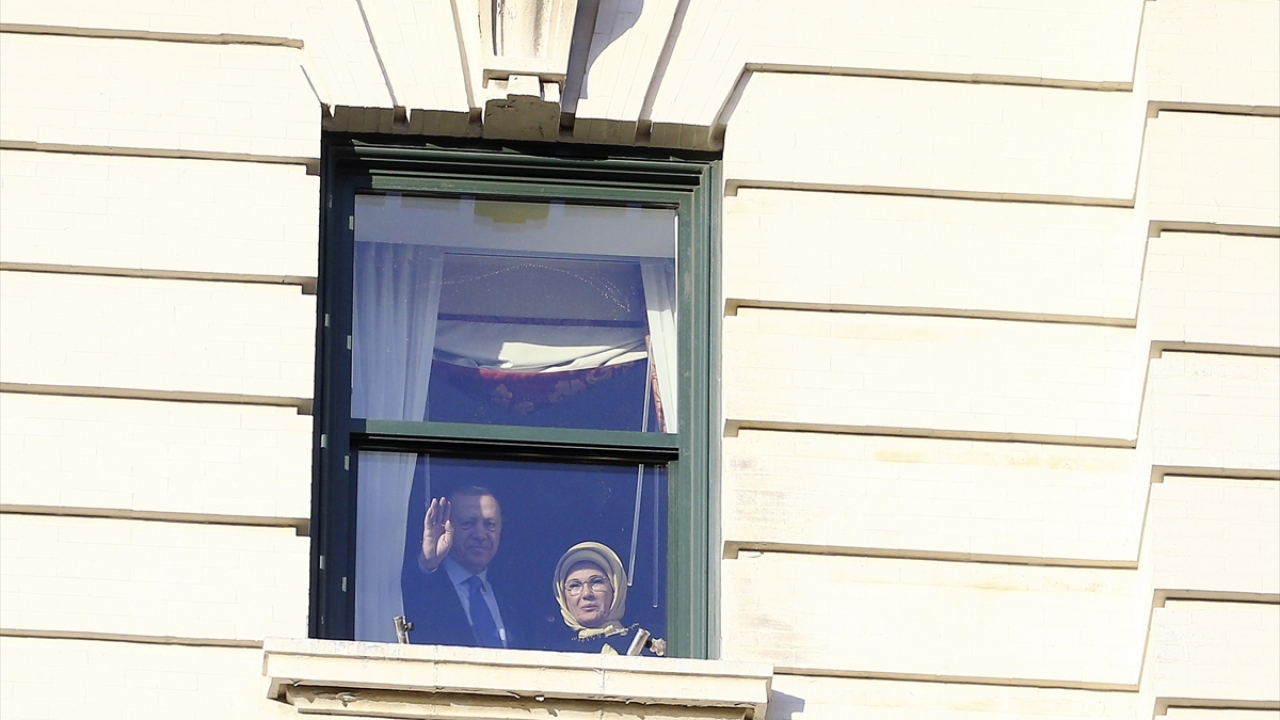 Cumhurbaşkanı Recep Tayyip Erdoğan, ABD`de kalacağı otelin önüne gelen vatandaşları selamladı.