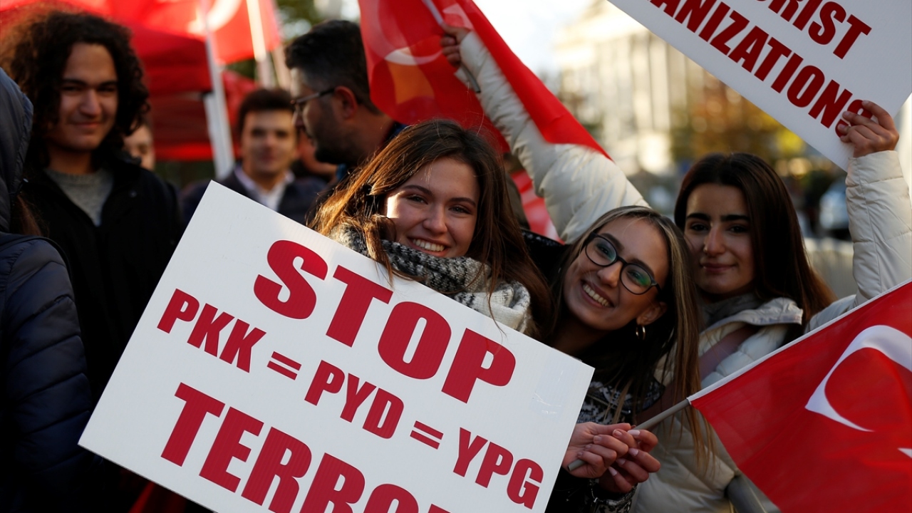 Türkiye Cumhurbaşkanı Recep Tayyip Erdoğan, ABD ziyaretinde konaklayacağı Willard Hotel`e gelişinde kentteki Türk vatandaşları tarafından karşılandı.