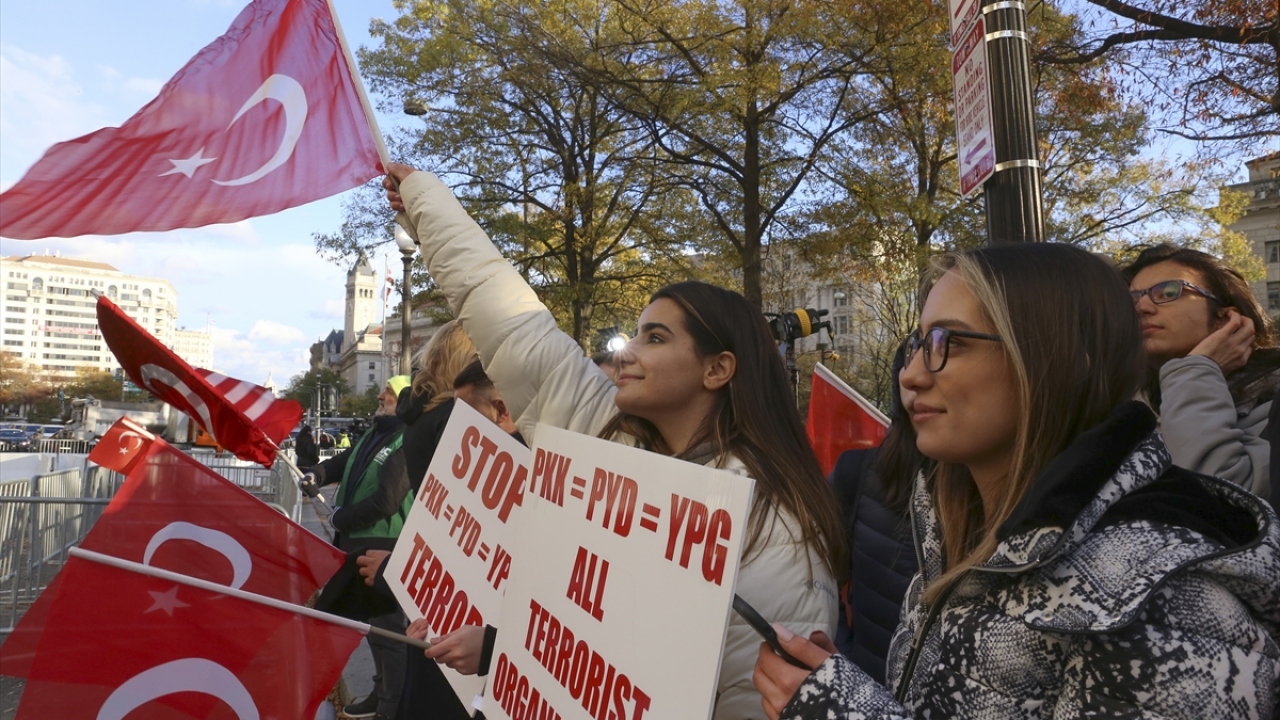 "Stop Terror PKK=PYD", "PKK=YPG=PYD Terrorist Organizations" yazılı pankartlar ile Erdoğan posterleri taşıyan grup, Türk bayraklarıyla Cumhurbaşkanı Erdoğan`a sevgi gösterilerinde bulundu.
