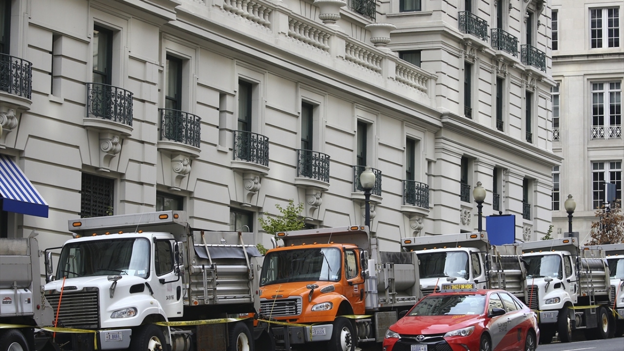 Otelin bulunduğu sokağın çevresi kamyonlar ile kapatılırken, çevrede de Washington polisi güvenliği sağlıyor.
