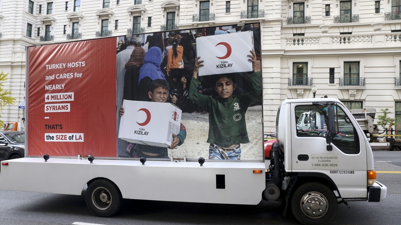 Washington sokaklarında Türkiye`nin Suriyeli sığınmacılara verdiği destek, araçlarla anlatıldı.