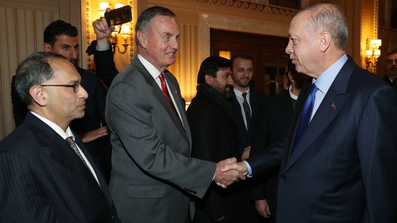 Türkiye Cumhurbaşkanı Recep Tayyip Erdoğan, ABD Başkanı Donald Trump`ın daveti üzerine çalışma ziyareti gerçekleştirmek için geldiği Washington`da, ABD`li iş insanları ile bir araya geldi.