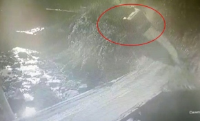 Rize'de kamyonun dereye yuvarlanması kamerada