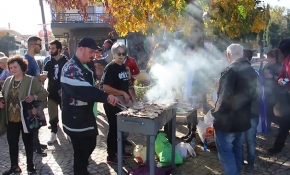 Yunanistan'da göçmen karşıtlarından domuz etli ve alkollü protesto