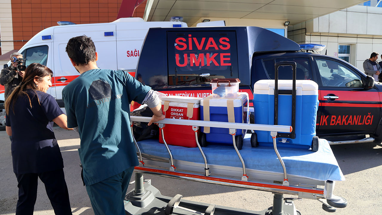 Giresun`un Şebinkarahisar ilçesinde 10 Kasım`da beyin kanaması geçiren 54 yaşındaki Hülya Şenol`un beyin ölümü, tedavi gördüğü Sivas Numune Hastanesinde gerçekleşti. 