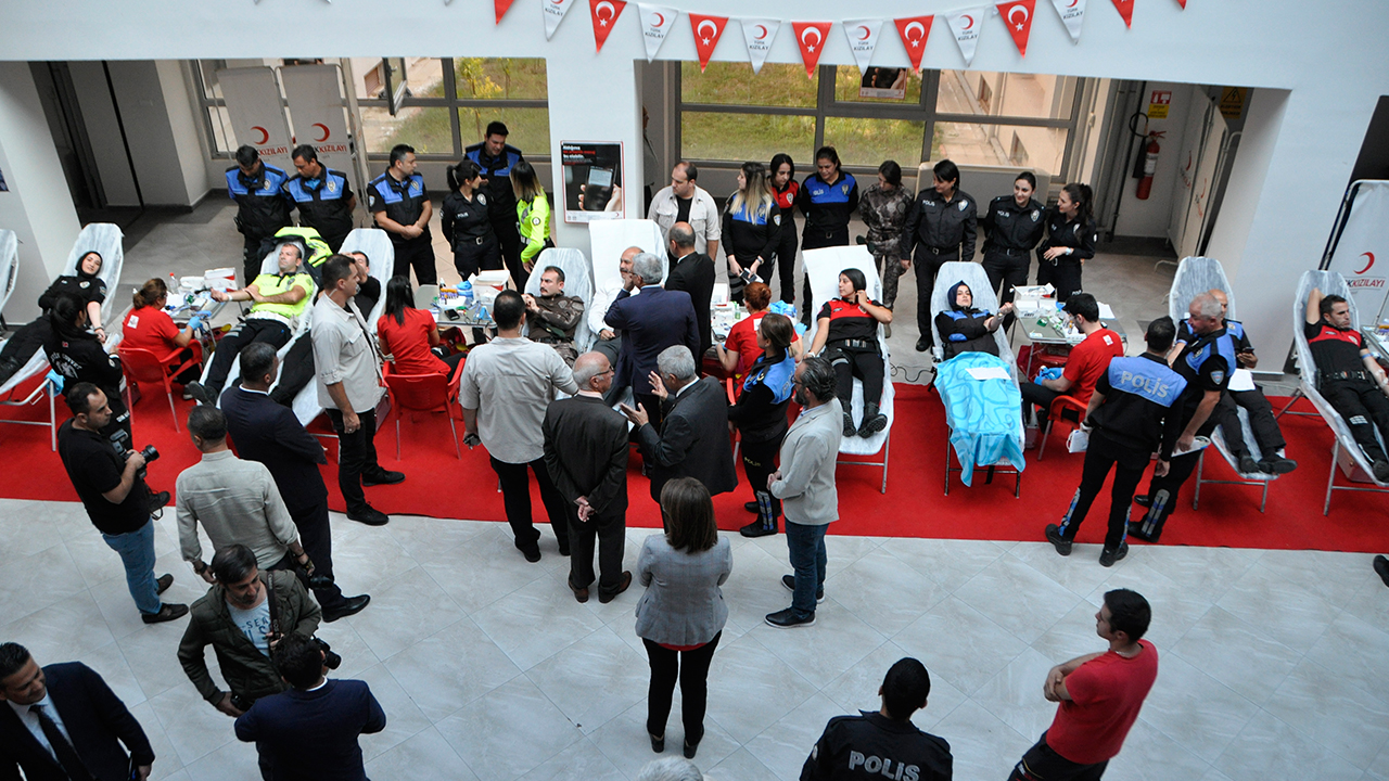 İl Emniyet Müdürlüğü binasında Türk Kızılay desteğiyle gerçekleştirilen kök hücre, kan ve organ bağışı kampanyasına özel harekat ve çevik kuvvetin de arasında olduğu farklı birimlerden polisler yoğun katılım gösterdi.