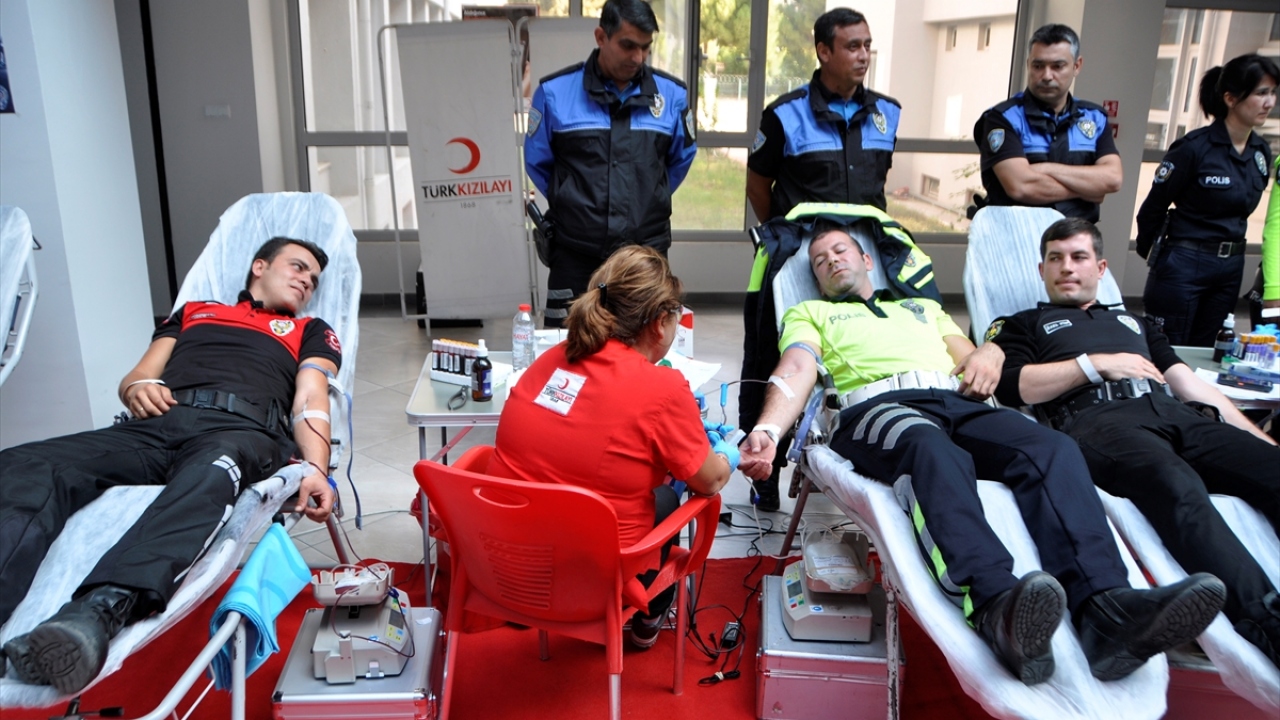 Kampanya kapsamında İl Emniyet Müdürü Zafer Aktaş da kan, kök hücre ve organ bağışçısı oldu.