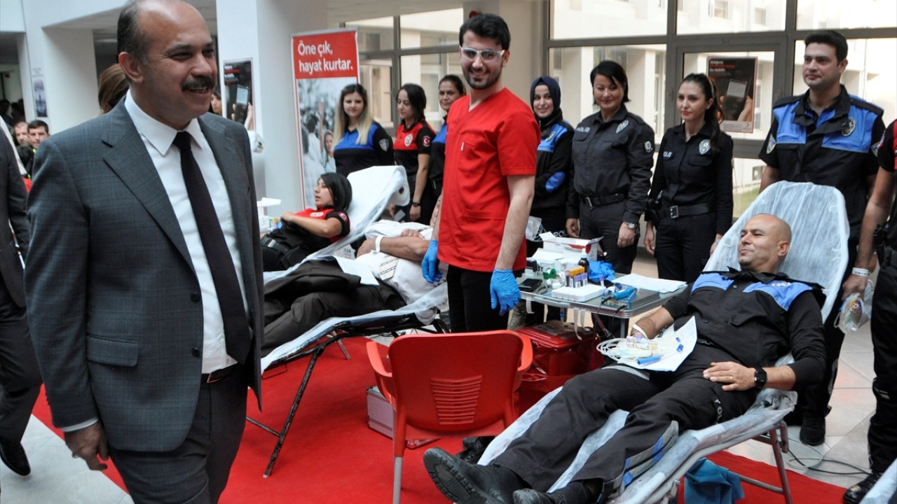 Türk Kızılay Adana Şube Başkanı Ramazan Saygılı da emniyet personeline duyarlılığı için teşekkür etti.