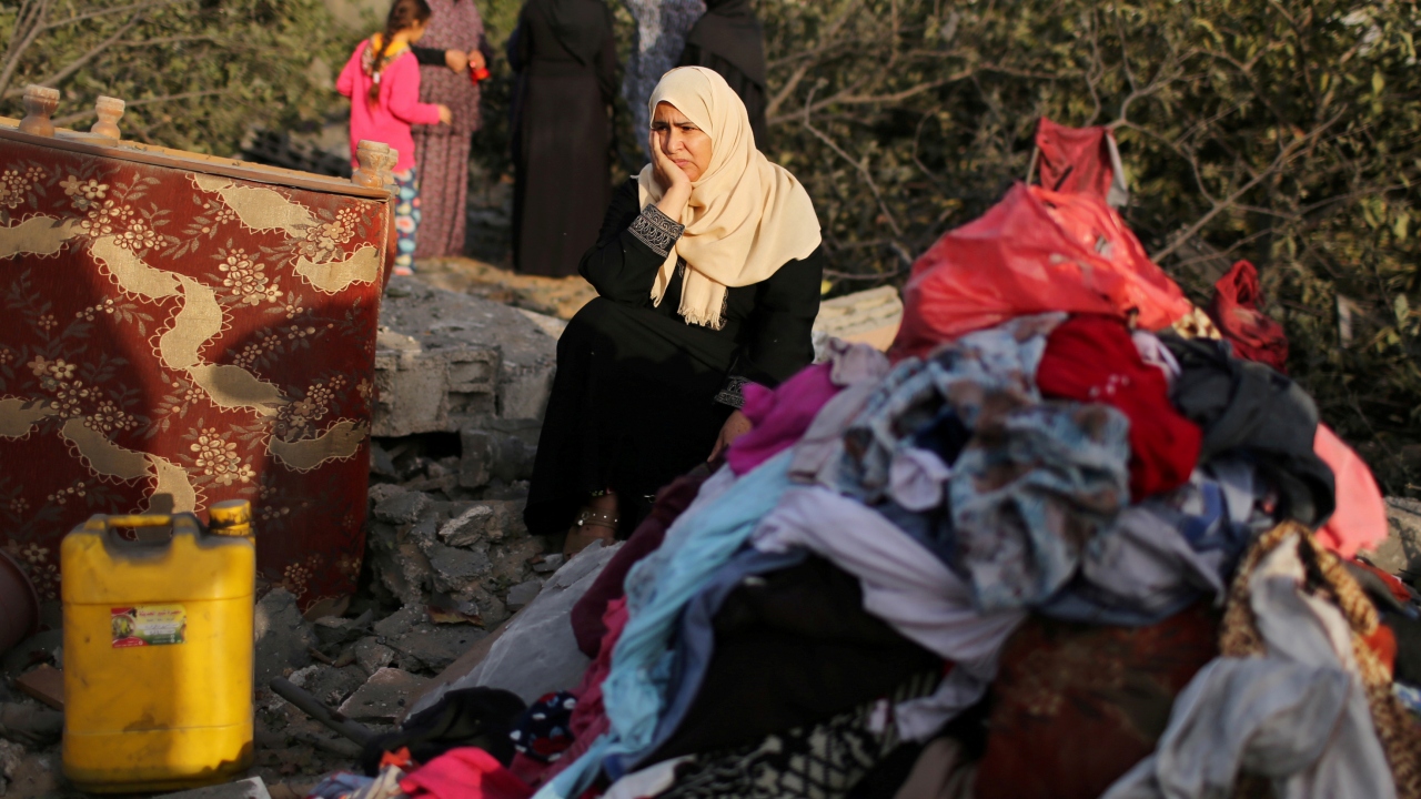 Han Yunus kentine düzenlenen hava saldırısı sonucu sivillerin yaşadığı bir bina harabeye döndü.