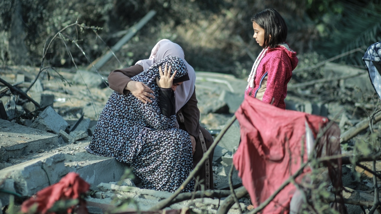 İsrail ordusunun abluka altındaki Gazze Şeridi`ne dün sabah saatlerinden itibaren düzenlediği hava saldırılarında ölenlerin sayısı 12`ye yükseldi.
