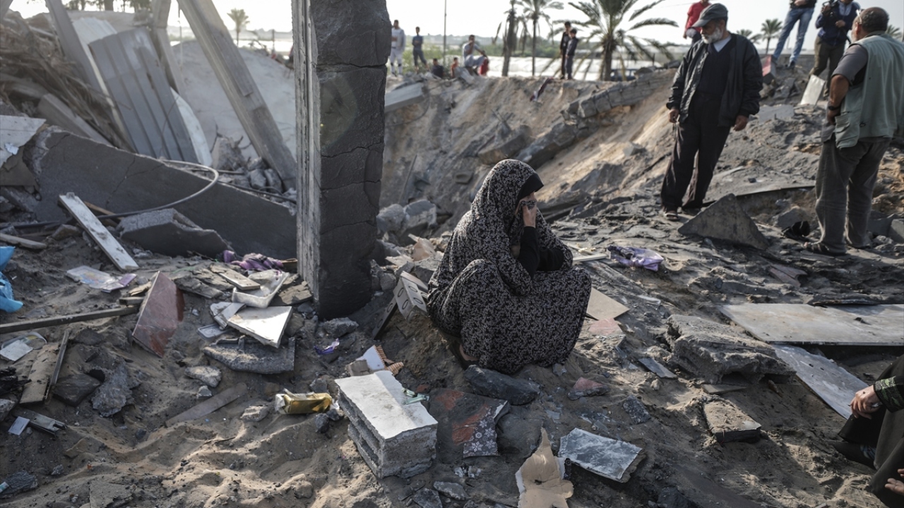 Filistin Sağlık Bakanlığından yapılan yazılı açıklamada, Gazze`nin orta ve kuzey kesimlerinde 2 kişinin daha hayatını kaybetmesiyle birlikte dünden bu yana İsrail saldırılarında yaşamını yitirenlerin sayısının 12`ye yükseldiği belirtildi. 
