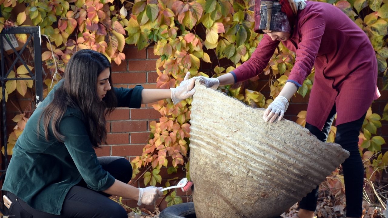 Jandarma nezaretinde arkeologlar tarafından çıkarılan ve altı kırık olan küp, Kırıkkale Kültür ve Turizm Müdürlüğüne getirildi.
