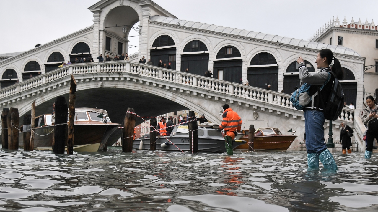 Brugnaro, kentin tarihi bazilikası San Marco’nun da su baskınında büyük zarar gördüğünü belirtti. 