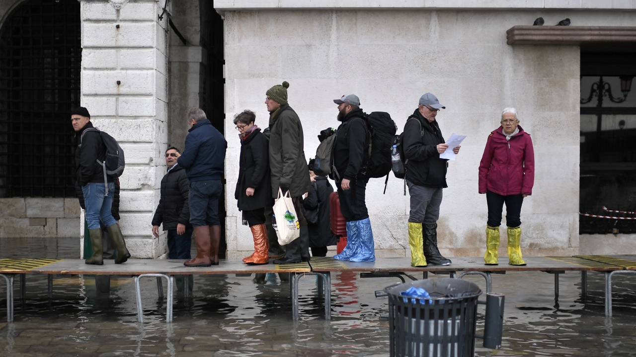 Rainews24’ün haberine göre, ölenlerden birinin 78 yaşında olduğu ve evini su basması sonucunda elektrik akımına kapılarak can verdiği, diğer kişinin de yine evini su basması dolayısıyla hayatını kaybettiği belirtildi.