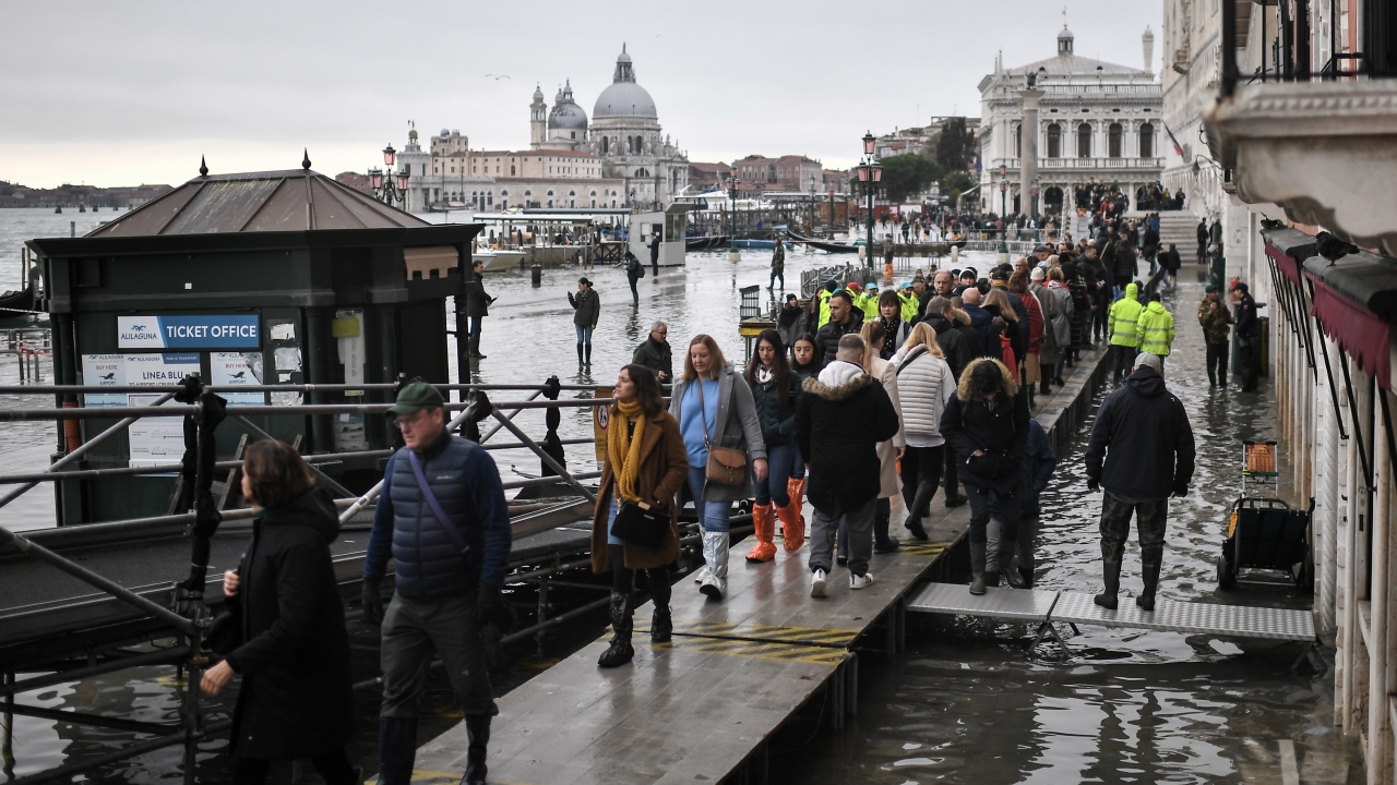 Bu arada, İtalya Başbakanı Giuseppe Conte`nin bugün  Venedik`e gideceği bildirildi.