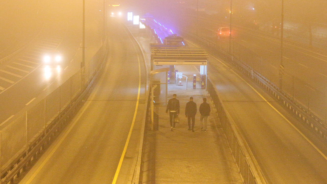 Özellikle Avrupa Yakası`nda etkili olan sis nedeniyle sürücüler zor anlar yaşadı.