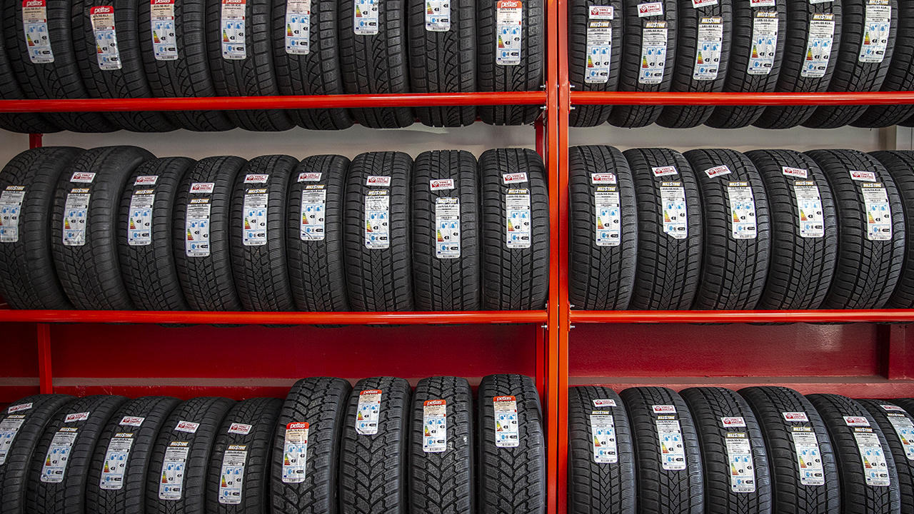 Ulaştırma ve Altyapı Bakanlığınca, Karayolları Trafik Kanunu gereği yolcu ve eşya taşımalarında kullanılan araçların kış lastiği takmaları, illerin hava ve iklim şartlarına göre yılın belirli dönemi için zorunlu tutuluyor.